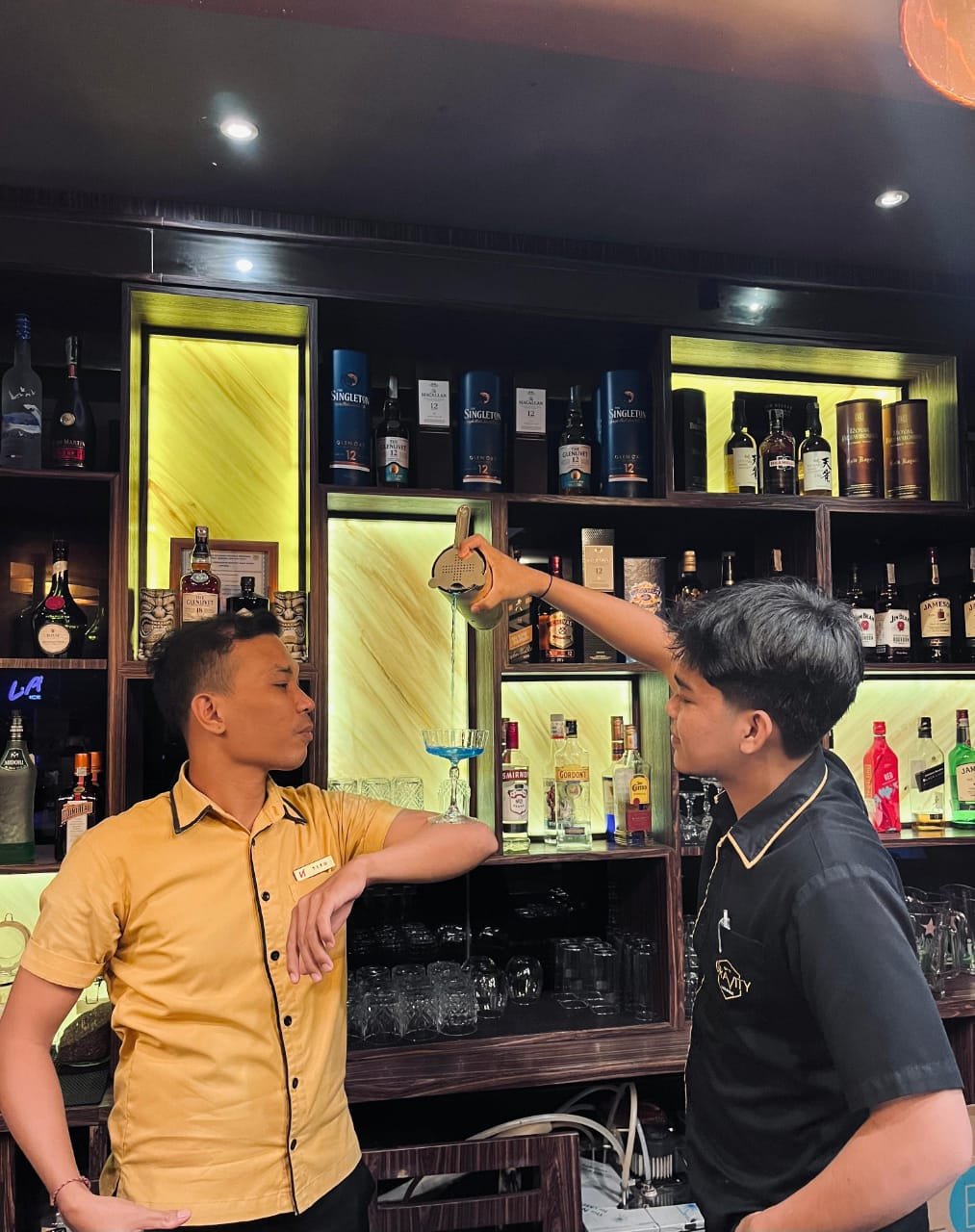 Dua Bartender Akkarena Hotel, Faisal dan Tito Ciptakan Sensasi Baru Dunia Minuman Cocktail